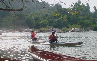 Du khách tự chèo thuyền cảm nhận vẻ đẹp thơ mộng ảnh Khuê Việt Tường