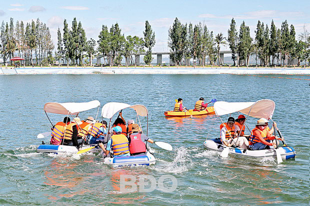 Du khách thích thú chèo thuyền trong hồ tại khu du lịch Cửa Biển - TP Quy Nhơn. Ảnh: VĂN LƯU